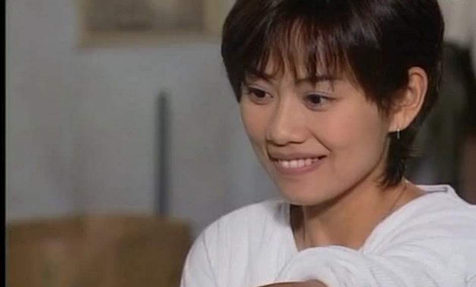 所幸在这期间曾经的朋友伸出援手,后来陈松伶在拍摄《血未冷》时与