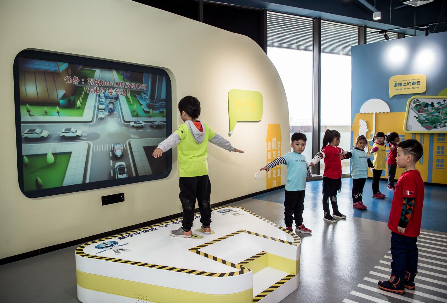 捷豹路虎首个道路安全小卫士体验区焕"芯"开幕!