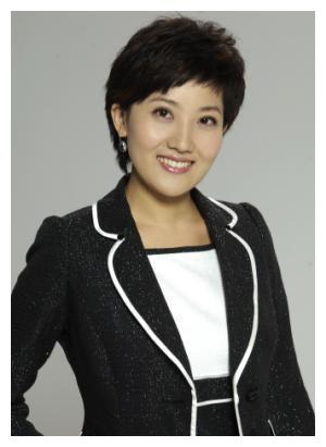 央视美女郑天亮生活近照,与丈夫恩爱13年,家庭幸福美满