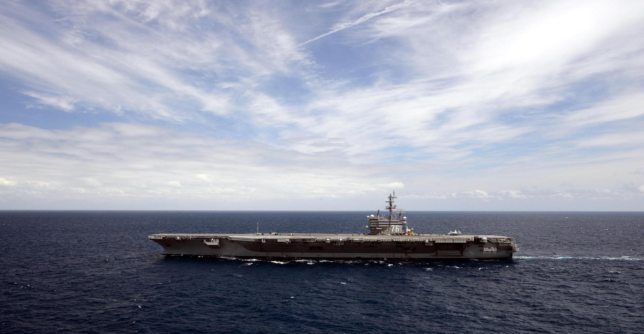 航母执行任务时,总是有很多鲸鱼跟在后面,真实