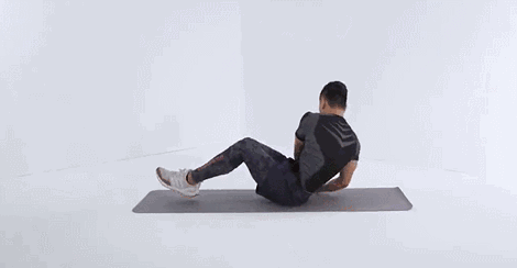 (3)梅森转体这是一个训练腹部核心肌群的动作,平坐于地,双腿弯曲,双脚