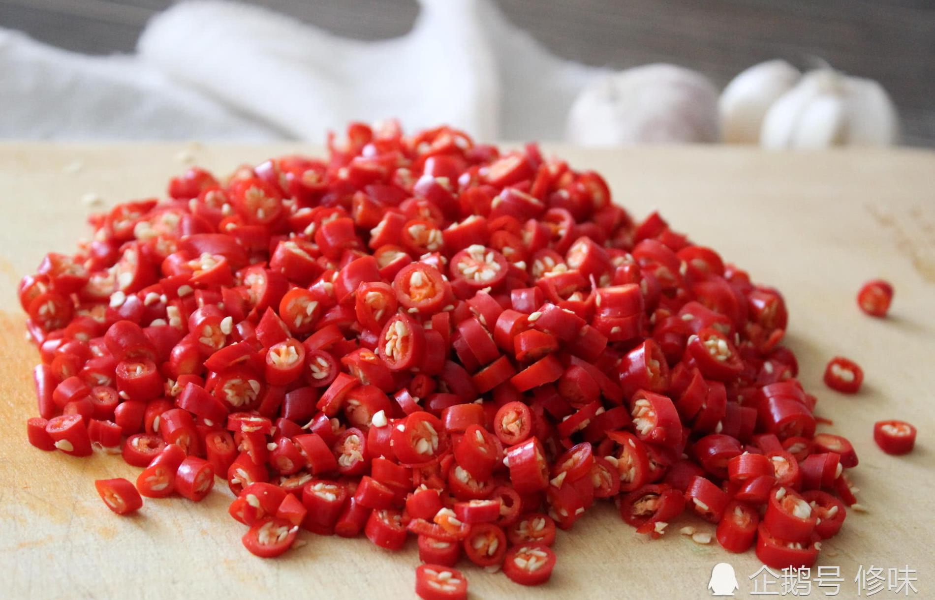 自制蒜蓉辣椒酱,香辣又下饭,炒菜调凉菜都靠它,简单的家庭做法