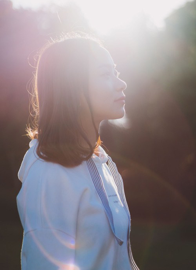 阳光照进丛林清纯美女清晨逆光写真集 @微相册 @微博摄影