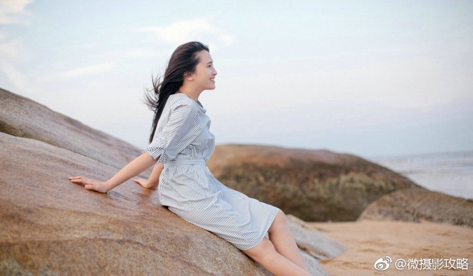 礁石上的清丽美女秀发随风飘动写真集