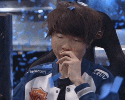 厂长和faker都被逼到绝境,两个都笑了,一个被喷,一个被赞