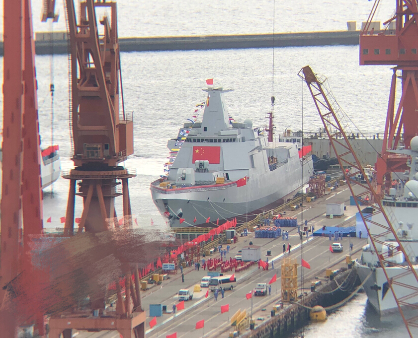 大连船厂彩带飘扬,4小时下水两艘万吨巨舰,透露一利好消息|驱逐舰