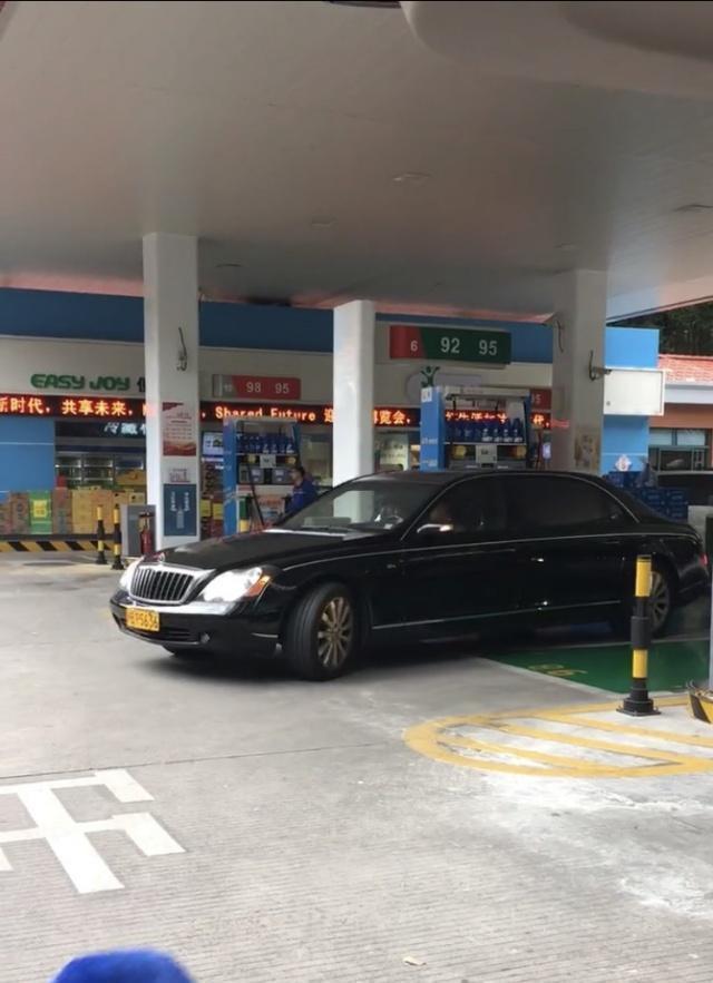 上海繁华地段的加油站,工作人员:光迈巴赫一天能看到七八辆-新浪汽车