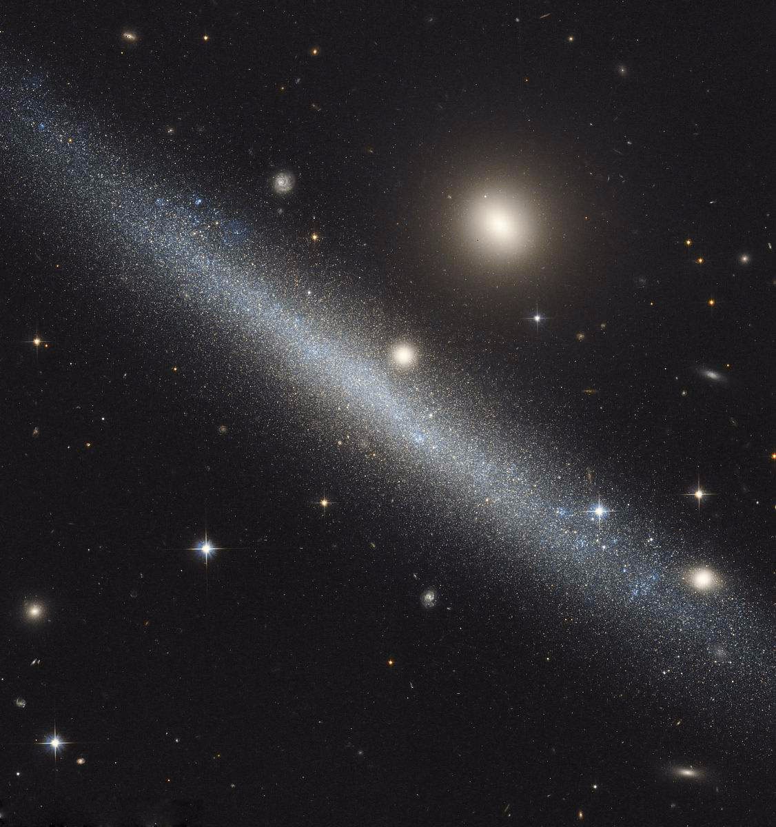 哈勃望远镜发现一对来自宇宙"空旷"区域的矮星系