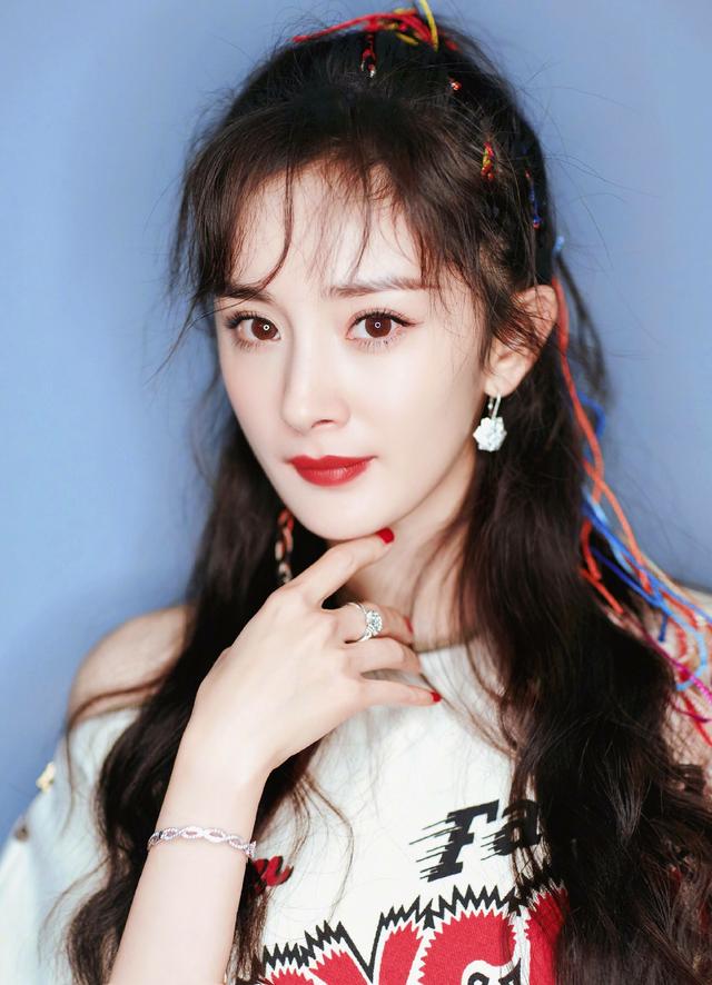 杨幂空气刘海彩色小辫子配性感蛇形坐姿美成了性感少女代名词