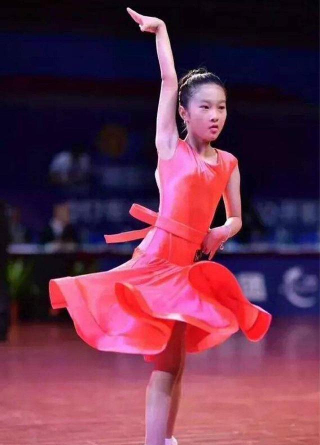 文君竹神似关晓彤气质不输马伊琍星范十足