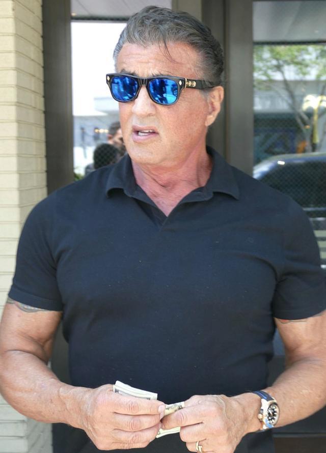 史泰龙72岁身材健硕有范,带现金去吃饭,被网友调侃叫他来中国