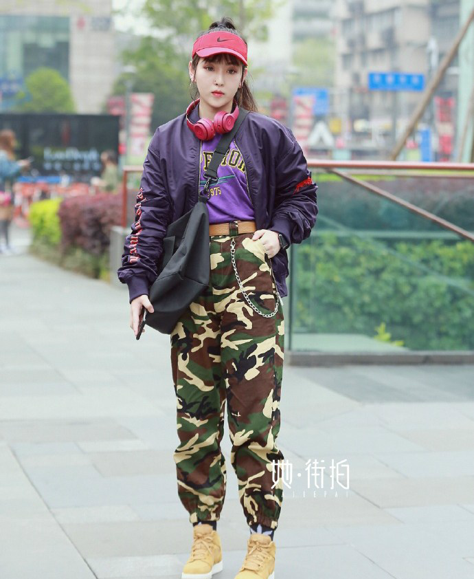 街拍杭州,第一个女孩穿着迷彩短靴,美人美腿身材美,三美女孩