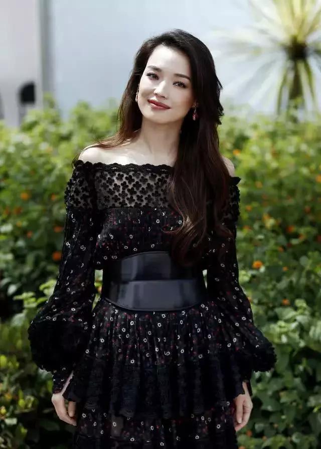 她是记忆中的梁笑笑, 瘦身成功后气质出众, 如今家庭幸福美满