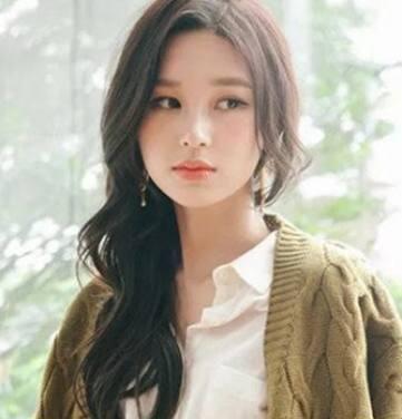 女生甜美卷发发型时尚显嫩少女范