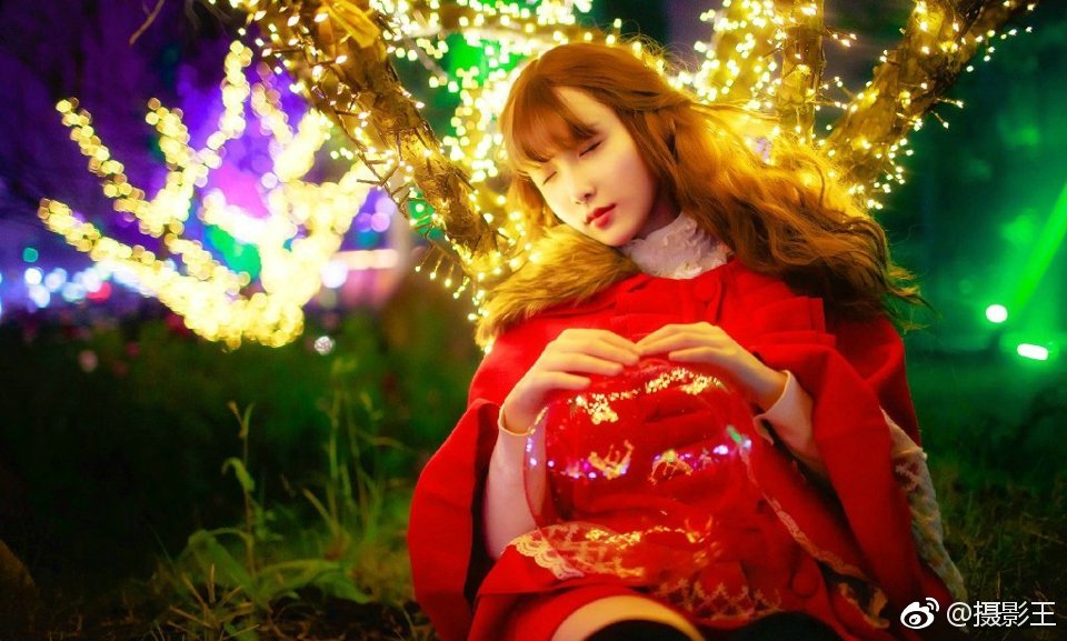 夜晚灯光中的红衣少女靓丽迷人写真集