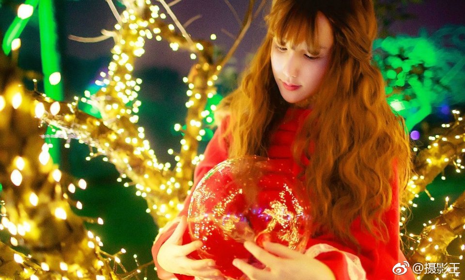 夜晚灯光中的红衣少女靓丽迷人写真集