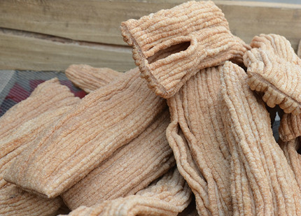 这种零食说实话,只有农村有,名字叫焦酥糖,但是每个