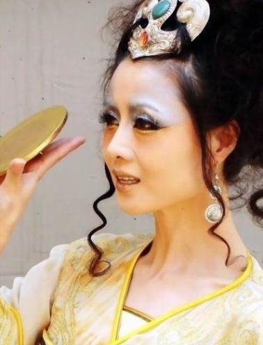 在李雪健版《水浒传》中"庞秋霞"这一角色是由著名演员张春燕饰演,而