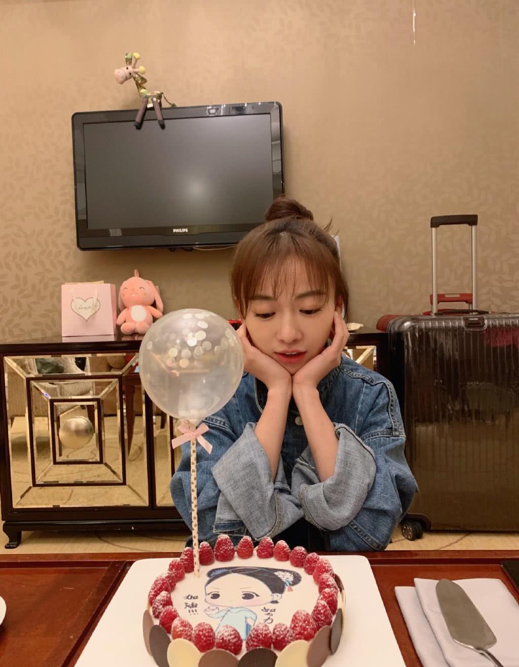 吴谨言印花衣配绿色短裙手举奖杯嘟嘴卖萌秒变金鱼嘴