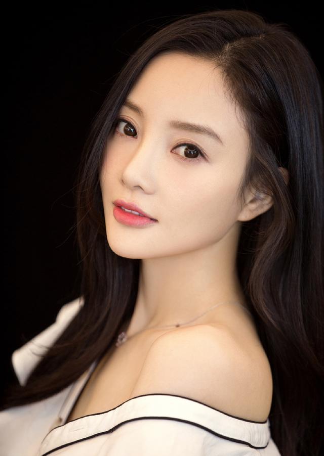 辣妈李小璐白色短裙出席活动漏出迷人锁骨好性感妩媚动人