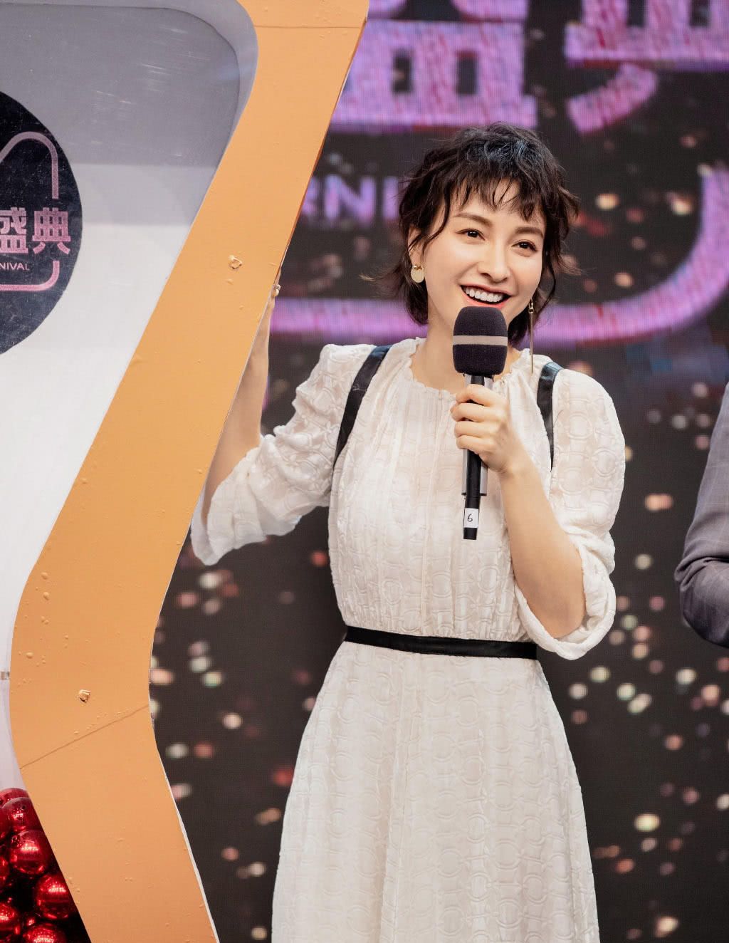 吴昕一袭白色长裙,穿出1米8的超模气场,网友:还不是鞋跟高