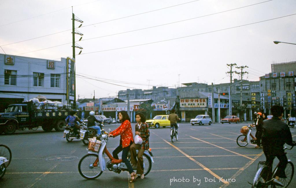 日本摄影师土井九郎在facebook上分享30多年前的台湾照片,包括过去