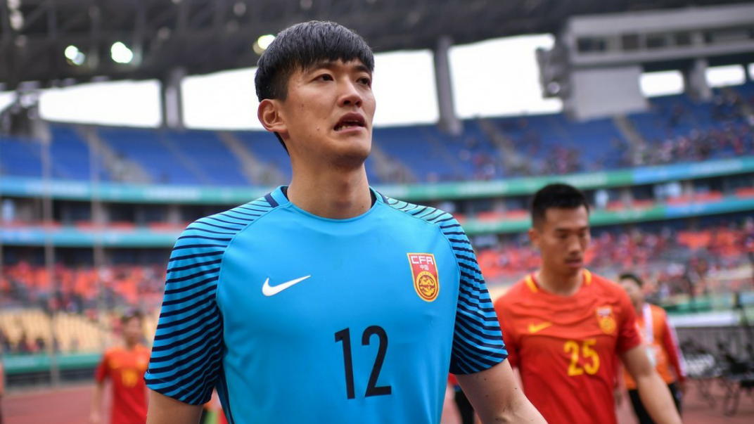 国足与捷克比赛结束后,国足球员集体谢场,不过