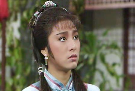 她十几岁出道就引人注目,她在金庸剧《射雕英雄传》《神雕侠侣》中