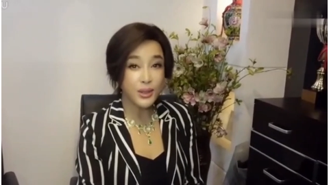 刘晓庆4次结婚未生娃,原来第一次怀孕时她干了