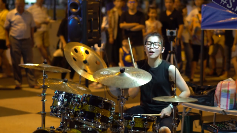 罗小白街头架子鼓表演《离开地球表面》,帅气十足!