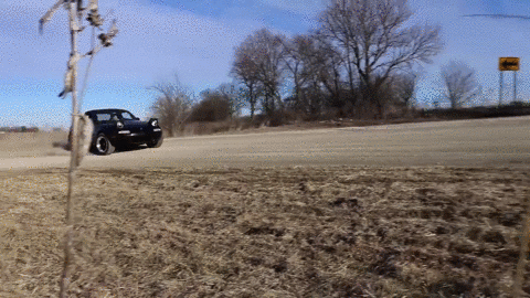 2017年2月,他终于买到了一台车况不错,产自1993年的第一代miata(mx5)