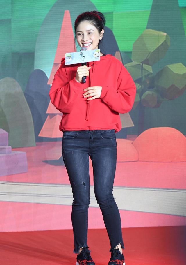 胡可43岁又怎样,红色卫衣搭配牛仔裤年轻20岁,网友:冻龄女神