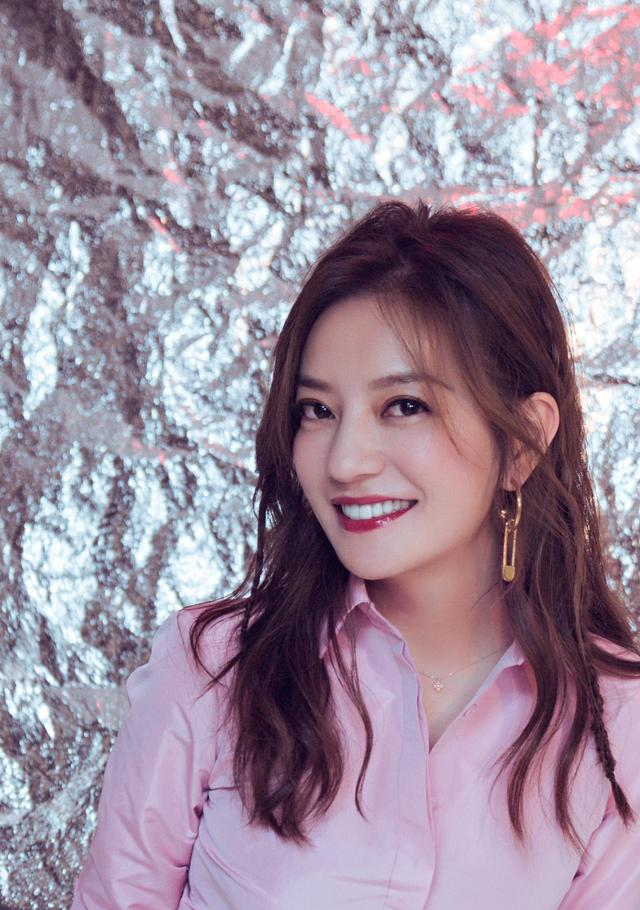 赵薇紫色长裙亮相,瘦下来颜值重回巅峰,皮肤状态真的很好!