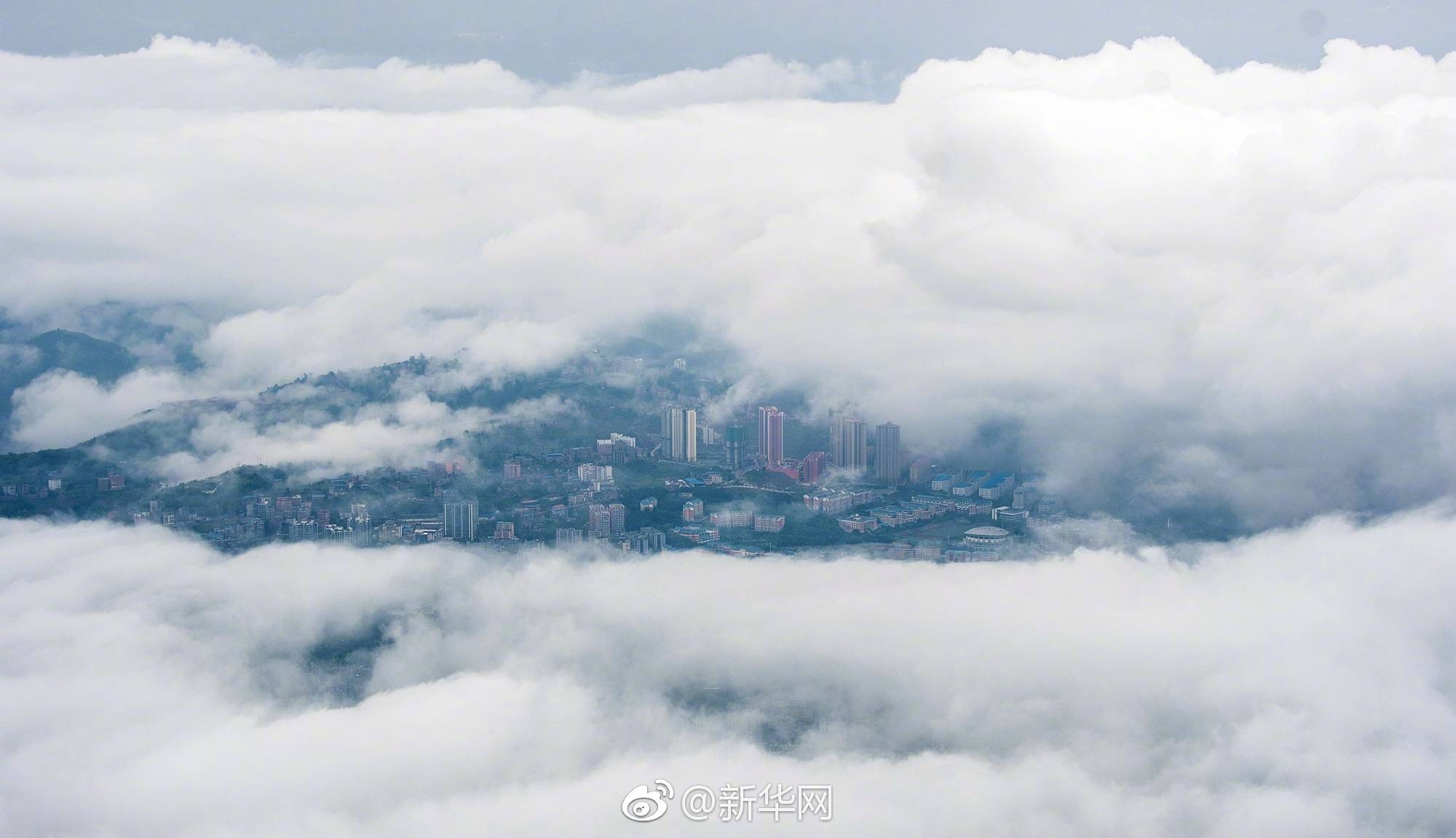 航拍长江三峡巫山美云海景观多壮丽