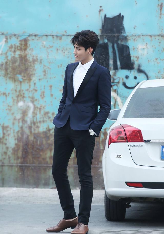 吴亦凡化身性感美人鱼