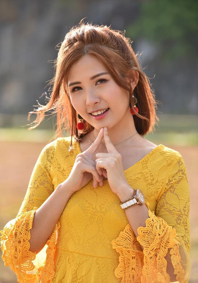 黄色喇叭袖蕾丝连衣裙,让温柔雅静的美女彰显出身材的完美绝伦