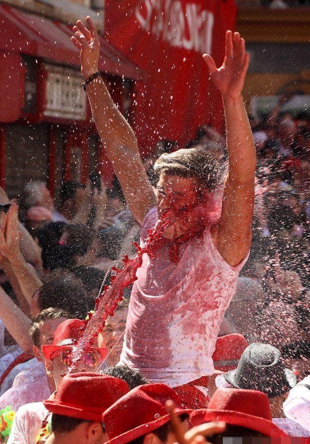 直击西班牙热情火辣的奔牛节, 女子豪放到当街直接掀衣服!