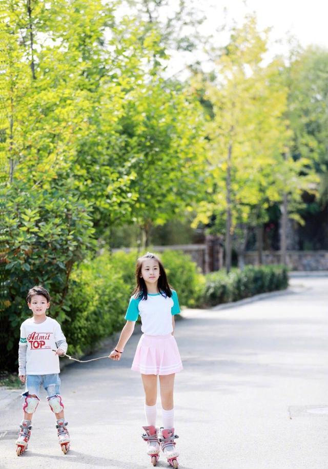 9岁的田雨橙更有大美女的气质轮滑带着弟弟田宸羽画面好温馨