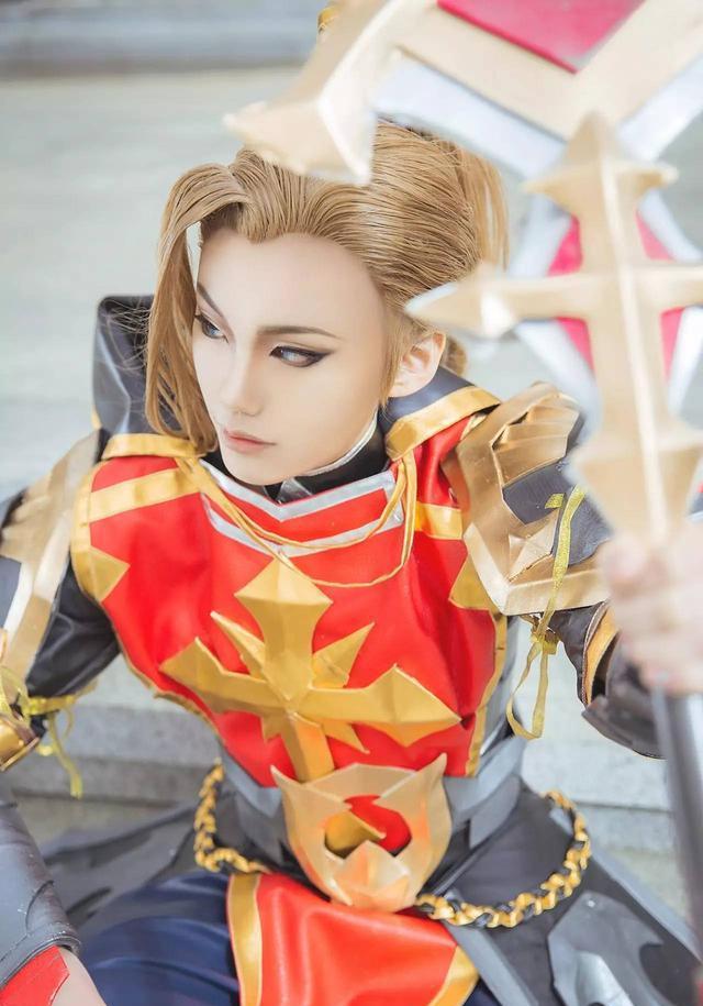 王者荣耀cos: 帅哥哥韩信在这里 快来围观这位教廷特使!