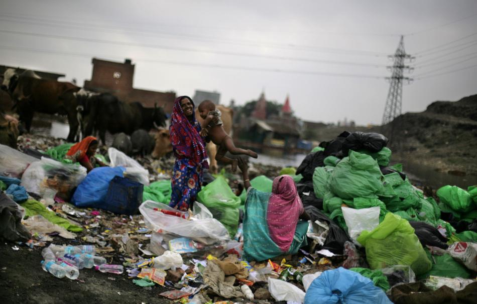 全世界最肮脏的首都,垃圾成堆,污水横流,却养活了很多拾荒者!