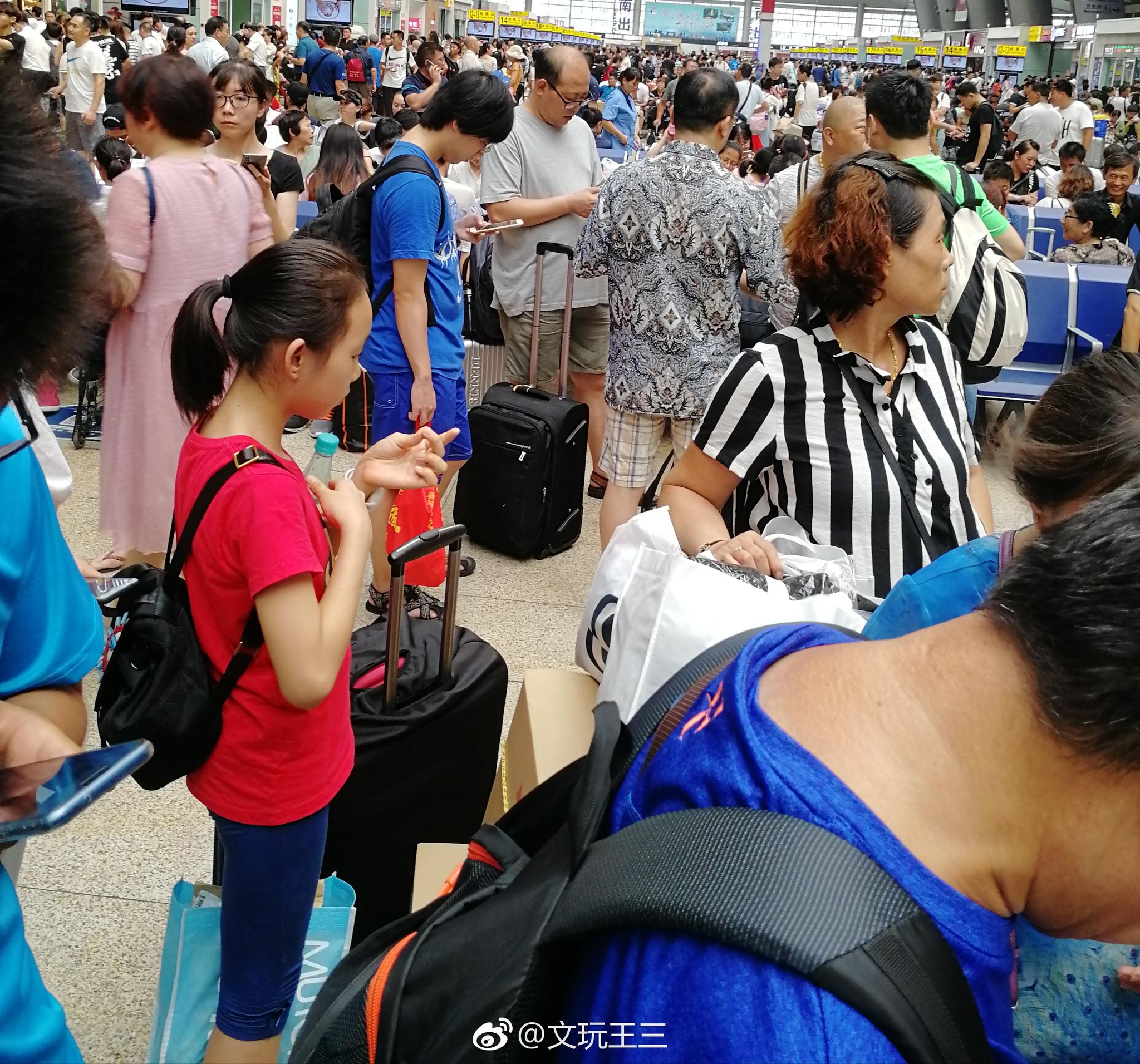 实拍杭州西湖景区，人潮汹涌，如今被游客挤爆_雷峰塔