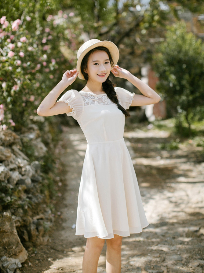 清纯优雅的白色连衣裙这个夏天轻松穿出仙女感