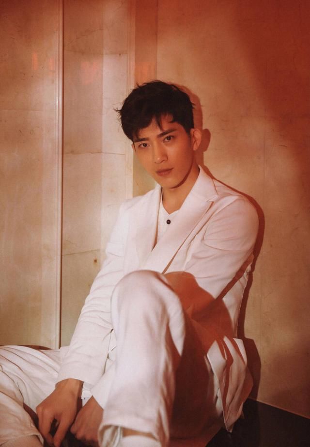 井柏然身穿白色西装,真够帅的,这样的小爷麻烦来一