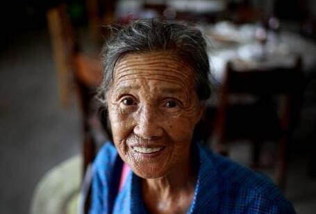 桂林阳朔县,74岁的徐秀珍,小学4年级没读完,但她不