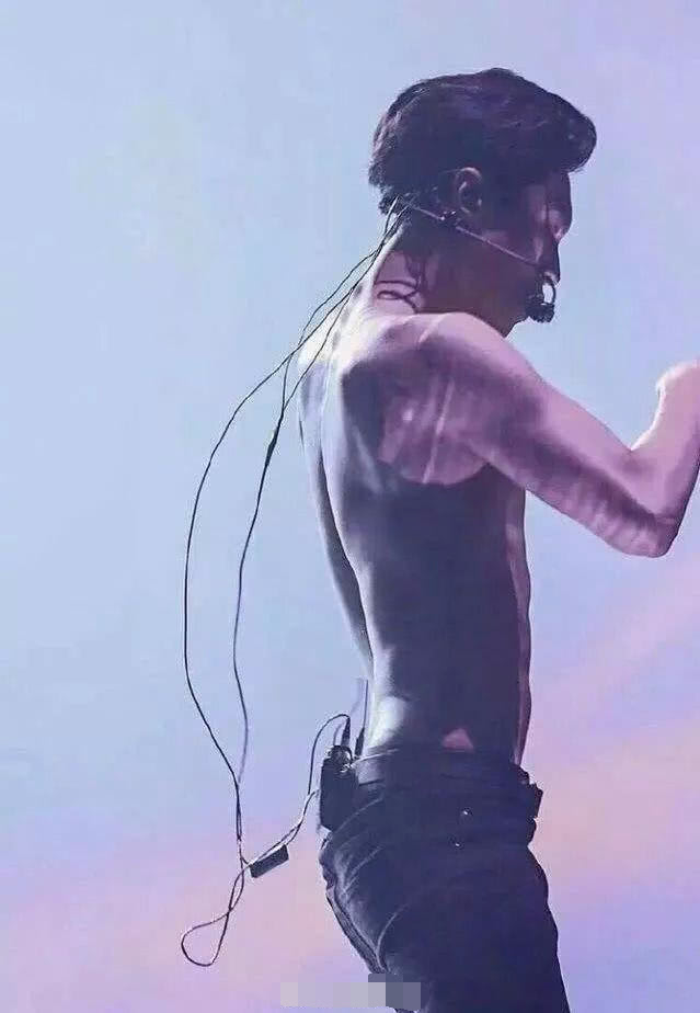 小甜羊张艺兴在演唱会上拖掉上衣露出八块腹肌,网友:妈我恋爱了