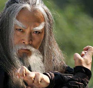 当外孙张无忌当上明教教主之后,又甘于下属,从来不以外公的身份享受"