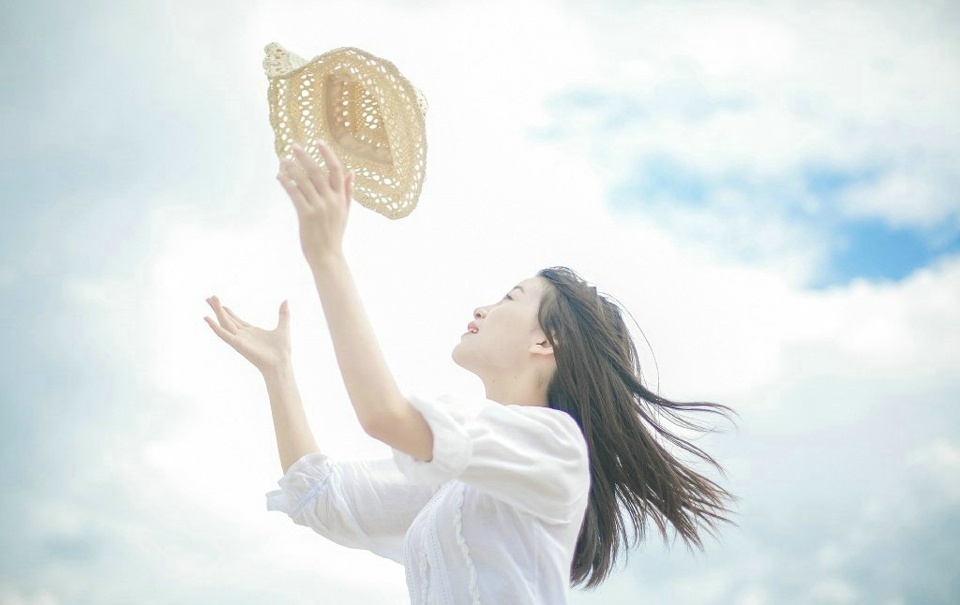 蓝天白云下的白t秀发美女娇美动人写真