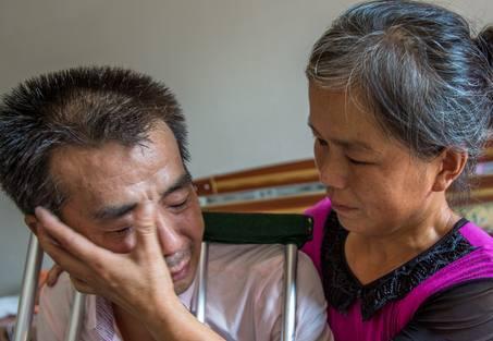 患难夫妻,丈夫病重,妻子独立撑起一个家,半年时间白了头!