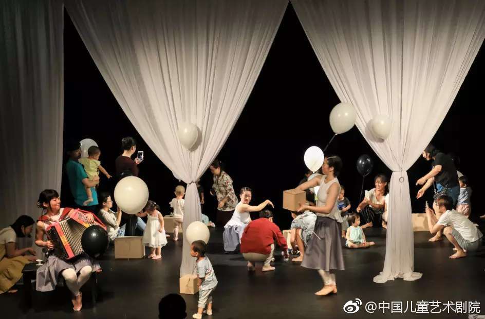 今天,婴幼儿亲子剧《空气》在中国儿艺假日经典小剧场亮相
