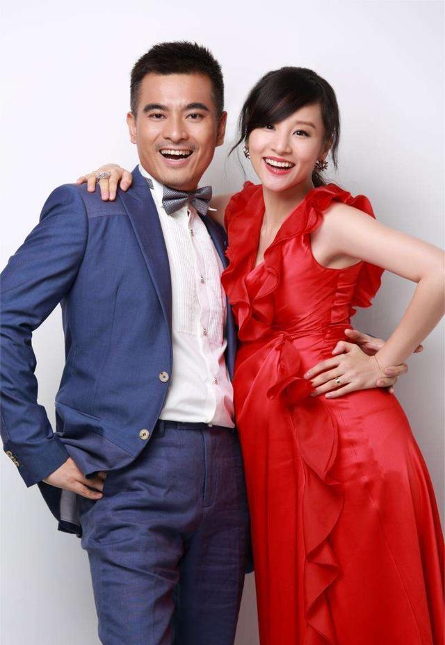 没错你没听错,她的老公就是陈龙.而她就是陈龙的老婆——章龄之